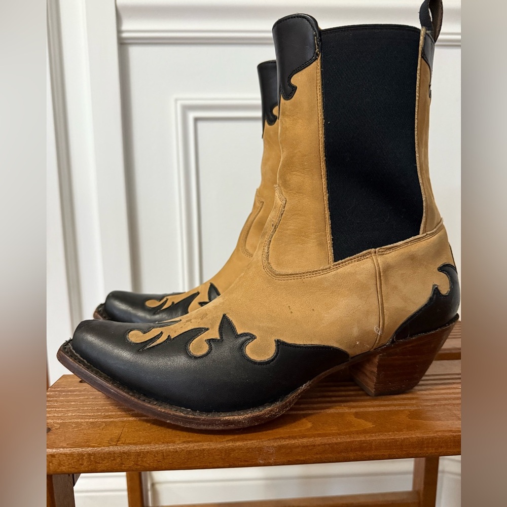 Vintage full grain and suede western boots, tan and black size 8
Ankle